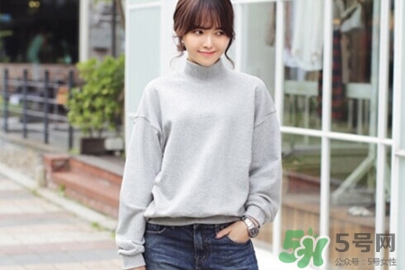冬天衛(wèi)衣里面穿什么？套頭衛(wèi)衣里面還穿衣服么？