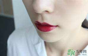 圣羅蘭唇釉怎么涂？ysl唇釉怎么涂好看？