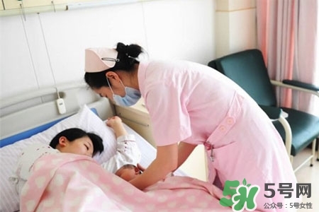 冬天哺乳穿什么？冬天哺乳期穿什么衣服喂奶好？