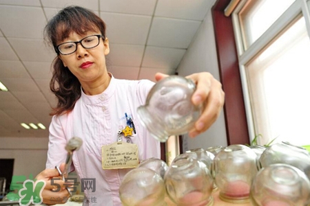 冬天拔罐好還是刮痧好？冬天刮痧和拔罐哪個效果好？