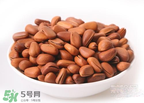 松子和核桃哪個營養(yǎng)價值更高？松子和核桃哪個更容易發(fā)胖？