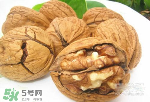 松子和核桃哪個營養(yǎng)價值更高？松子和核桃哪個更容易發(fā)胖？