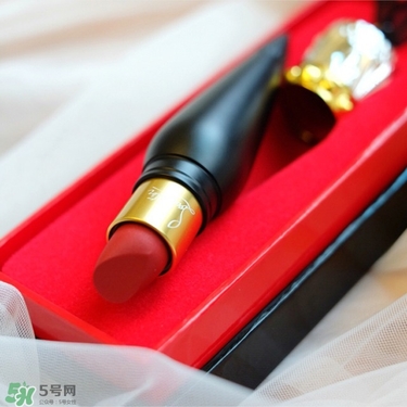 cl黑管口紅和金管有什么區(qū)別？cl黑管和cl金管哪個(gè)好？