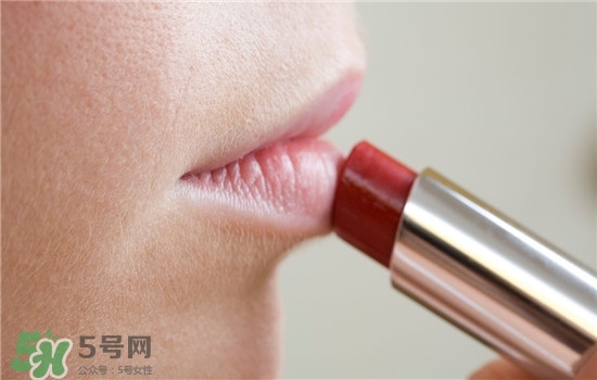 防曬唇膏要卸妝嗎？防曬唇膏晚上可以用嗎？