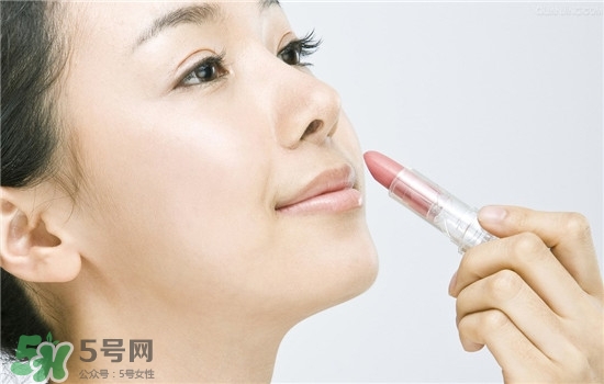 防曬唇膏要卸妝嗎？防曬唇膏晚上可以用嗎？