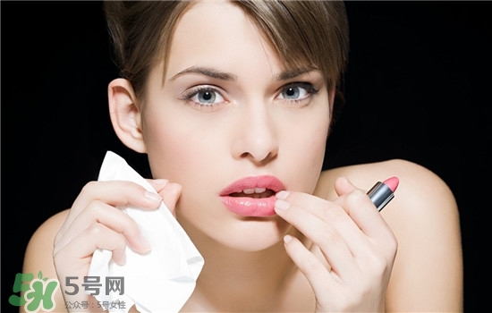 防曬唇膏要卸妝嗎？防曬唇膏晚上可以用嗎？