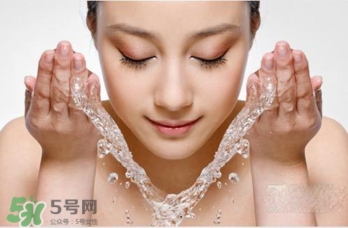 封閉性粉刺用什么洗臉？封閉性粉刺怎么洗臉？