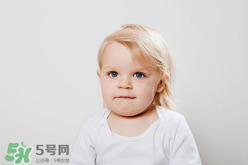寶寶喜歡咬下嘴唇是怎么回事？寶寶喜歡咬下嘴唇怎么辦？