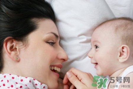 母乳和奶粉混合喂養(yǎng)好嗎？母乳和奶粉可以混在一起吃嗎？