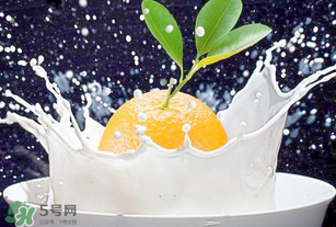 吃完橙子可以喝牛奶嗎？吃完橙子多久能喝牛奶？