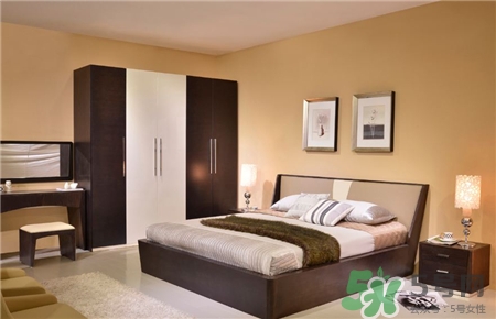 床頭柜放一個好嗎?床頭柜只放一個的壞處 床頭柜放一個好嗎?床頭柜只放一個的壞處