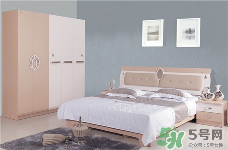 床頭柜放一個好嗎?床頭柜只放一個的壞處 床頭柜放一個好嗎?床頭柜只放一個的壞處