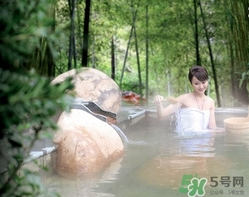 泡溫泉后要洗澡嗎？泡完溫泉后多久可以洗澡？