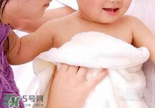 寶寶拉肚子發(fā)燒39度會燒壞腦子嗎？寶寶拉肚子發(fā)燒39度怎么辦？