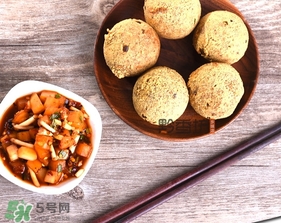 豆腐丸子要用面粉嗎？做豆腐丸子是用面粉還是淀粉？