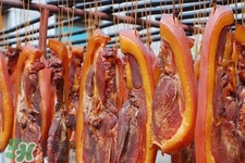 熏肉變黑了還能吃嗎？熏肉變黑是熏糊了嗎？