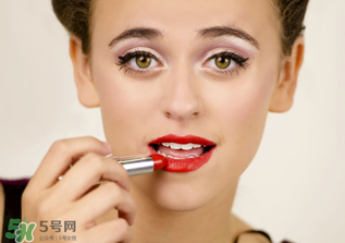 涂口紅嘴唇變白怎么辦？長(zhǎng)期涂口紅的危害