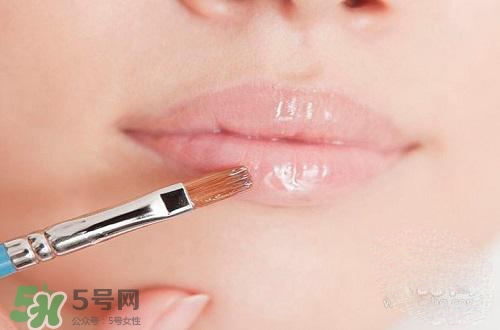 嘴唇干裂涂蜂蜜有用嗎？怎樣用蜂蜜改善嘴唇干裂？