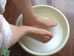 順產后多久可以洗腳?順產后多少天能洗腳?