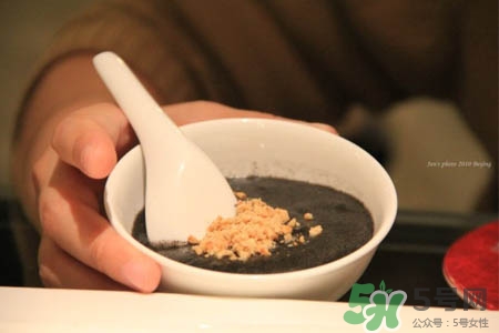 芝麻糊可以加蜂蜜嗎？芝麻糊和蜂蜜能一起吃嗎？