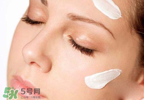 妝前乳是粉底液嗎？妝前乳和粉底液的區(qū)別