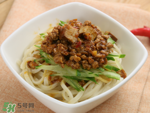 減肥可以吃炸醬面嗎？減肥期間吃炸醬面會胖嗎？