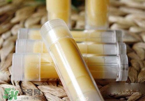 潤(rùn)唇膏可以增長(zhǎng)睫毛嗎？潤(rùn)唇膏怎樣增長(zhǎng)睫毛？