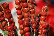 做糖葫蘆的紅色是什么？糖葫蘆外面紅色的是色素嗎？
