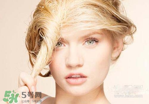 染發(fā)前可以洗頭嗎？染發(fā)前洗頭好還是不洗頭好？