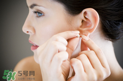 一次性耳釘怎么取下來(lái)？一次性耳釘多久取下來(lái)？