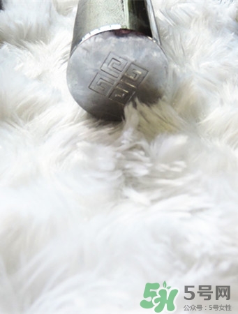 紀(jì)梵希小羊皮是啞光嗎？紀(jì)梵希小羊皮干不干？