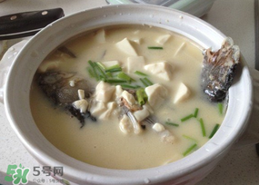 鯽魚湯怎么做才白？鯽魚湯怎么熬成奶白色？