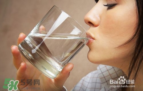 嘴唇干燥是什么原因？嘴唇干裂脫皮怎么辦？