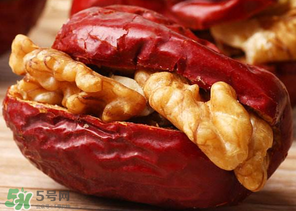 紅棗夾核桃有什么寓意？紅棗夾核桃的寓意