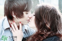 男人接吻時(shí)在想什么？男人接吻為什么伸舌頭