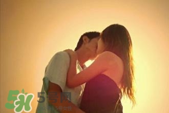 男人接吻時(shí)在想什么？男人接吻為什么伸舌頭