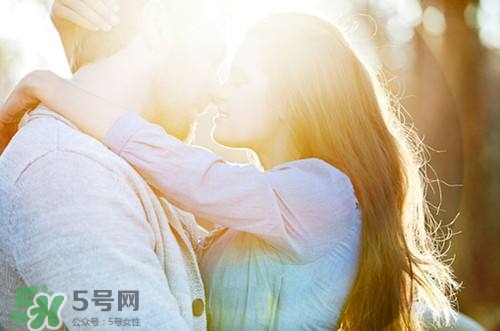 男人接吻時(shí)在想什么？男人接吻為什么伸舌頭