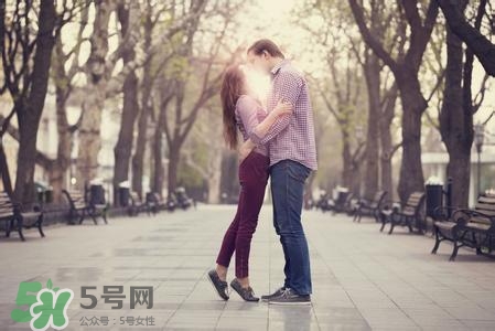 男人接吻時(shí)在想什么？男人接吻為什么伸舌頭