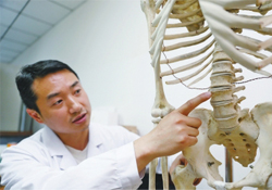 骨質(zhì)疏松會出現(xiàn)背痛嗎？骨質(zhì)疏松會引起后背疼嗎？