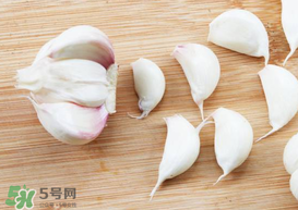 大蒜爛了一點(diǎn)還能吃嗎？大蒜爛根是怎么回事？