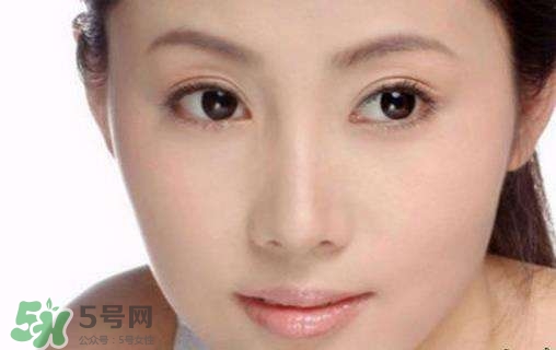 鼻子上擠出來(lái)的白色東西是什么？鼻子上的白色顆粒是什么？
