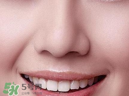 鼻子上擠出來(lái)的白色東西是什么？鼻子上的白色顆粒是什么？
