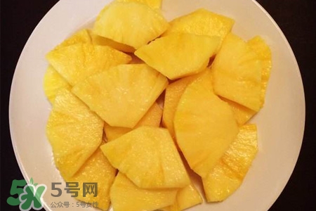 口腔潰瘍能吃菠蘿嗎？吃菠蘿會導(dǎo)致口腔潰瘍嗎？