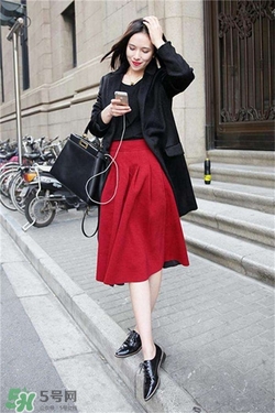 紅色衣服配什么顏色鞋子？紅色衣服配什么鞋子好看？