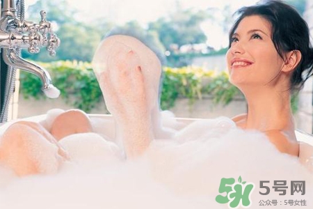 皮膚過敏可以洗澡嗎？洗澡會(huì)加重皮膚過敏嗎？