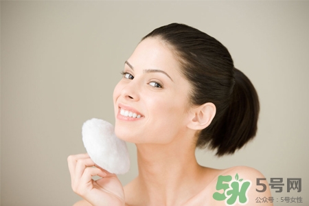 皮膚過敏能洗冷水澡嗎？過敏用冷水還是熱水洗澡？