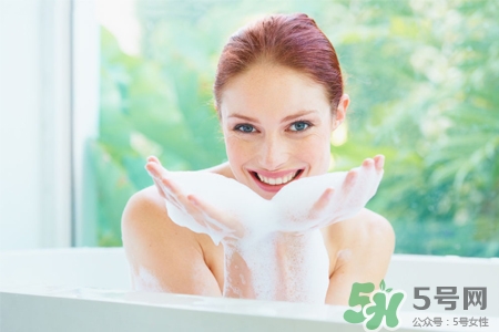 皮膚過敏能洗冷水澡嗎？過敏用冷水還是熱水洗澡？
