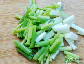 薺菜和蔥能一起吃嗎？薺菜餃子可以放蔥嗎？