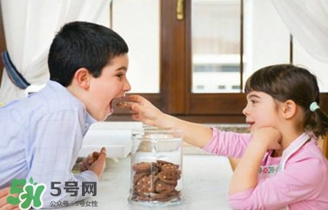 半夜吃零食會導(dǎo)致腦殘？半夜吃零食會不會腦殘