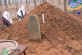為什么新墳三年不能動土？新墳三年填土對誰不好？